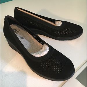 Black “Cloudsteppers by Clarks” shoes ☁️👟